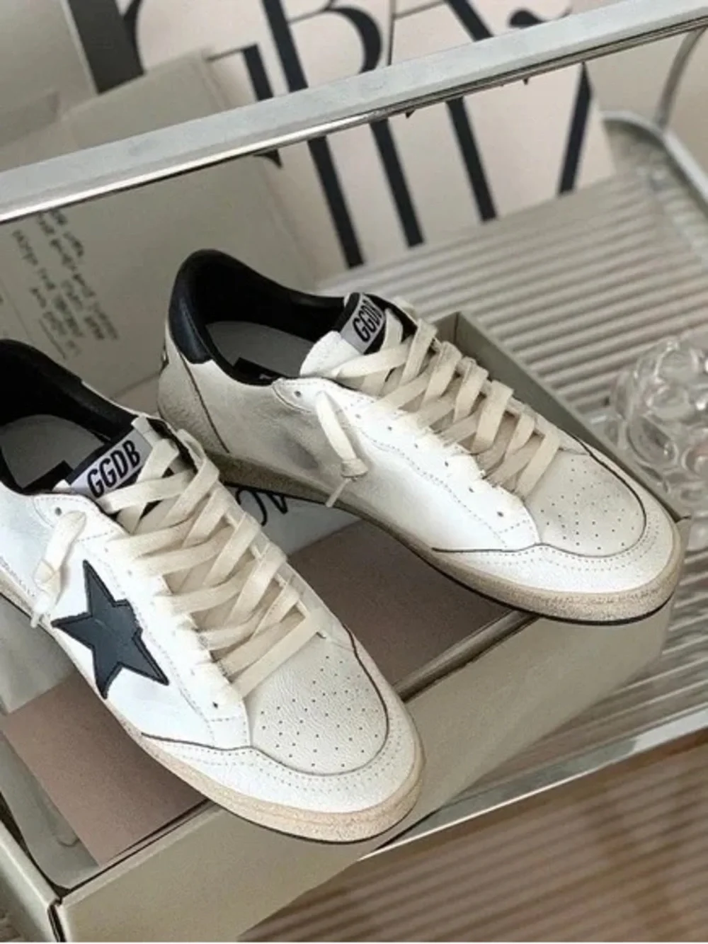 Golden Goose white low-top sneakers with black star and cream laces - Picture 3 of 7